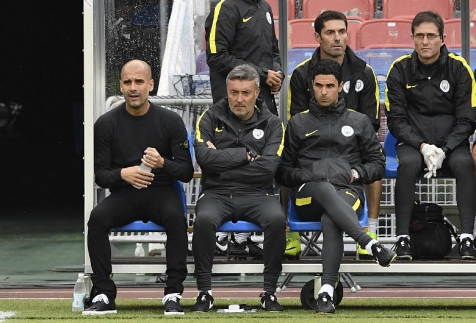 Pep Guardiola tiene un nuevo defensa central. (Foto: AFP)