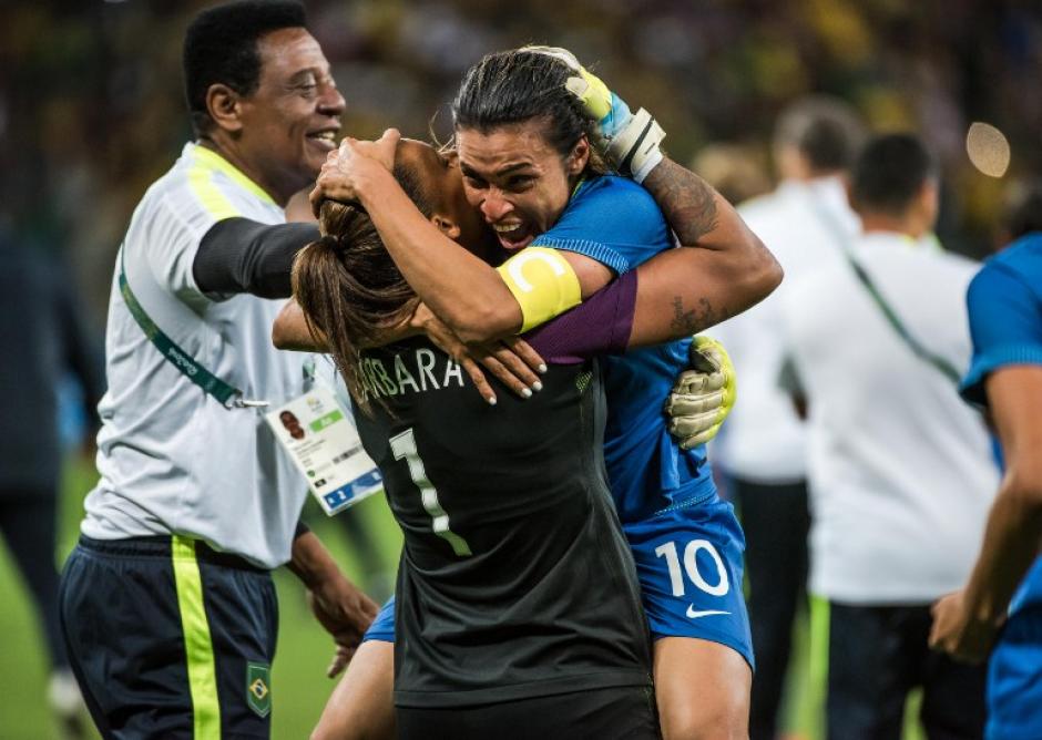 Marta celebra con B&aacute;rbara, quien le "salv&oacute; el pellejo". (Foto: AFP)