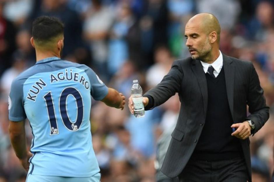 Guardiola con Ag&uuml;ero, que meti&oacute; el primer gol. (Foto: AFP)