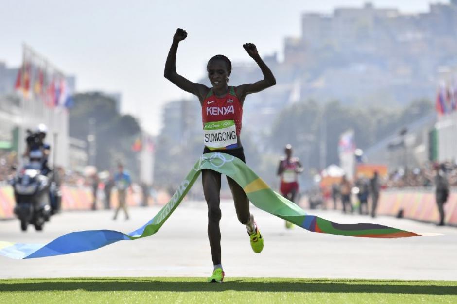 Jemima Sumgong gan&oacute; el marat&oacute;n de 42 kil&oacute;metros. (Foto: AFP)