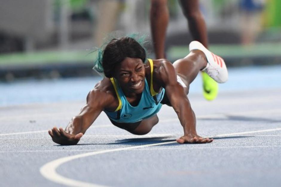La bahamesa Shaunae Miller se lanz&oacute; a la l&iacute;nea de meta. (Foto: AFP)
