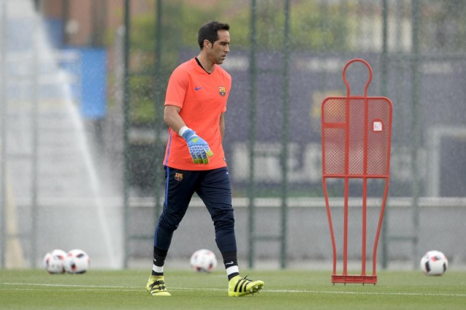 Claudio Bravo est&aacute; cerca de salir del Barcelona. (Foto: AFP)