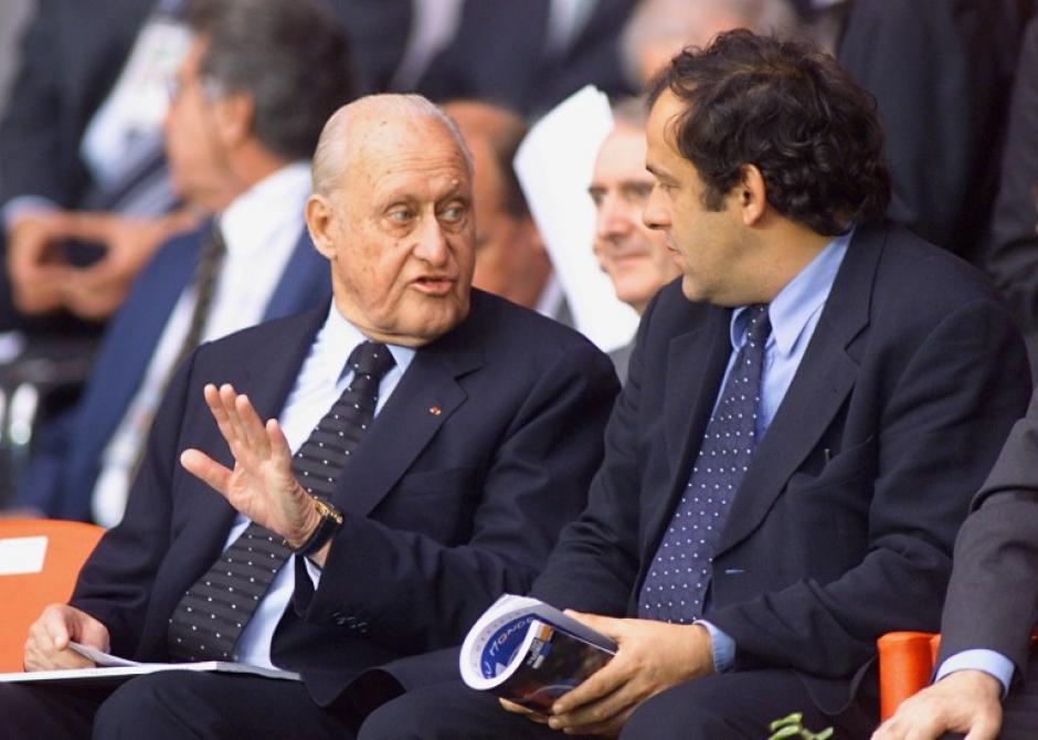 El brasile&ntilde;o, con Michel Platini en el Mundial de Francia 1998. (Foto: AFP)