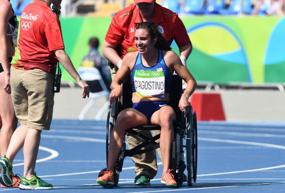 Abbey D'Agostino fue retirada de la competencia en silla de ruedas tras tropezar con otra competidora. (Foto: AFP)