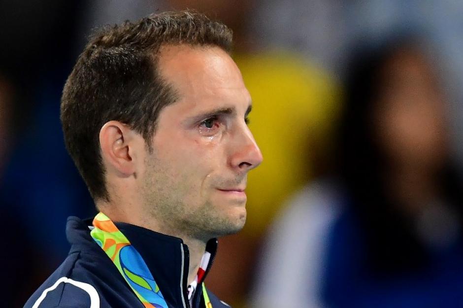 Renaud Lavillenie no pudo contener las l&aacute;grimas al recibir su medalla de plata. (Foto: AFP)