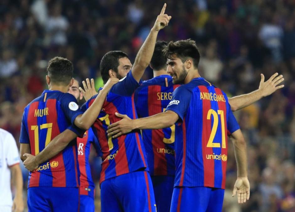 El Bar&ccedil;a celebra el primer gol de Arda. (Foto: AFP)