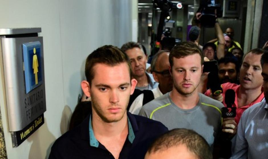 Gunnar Bentz y Jack Conger son abordados por periodistas en el aeropuerto de R&iacute;o de Janeiro. (Foto: AFP)