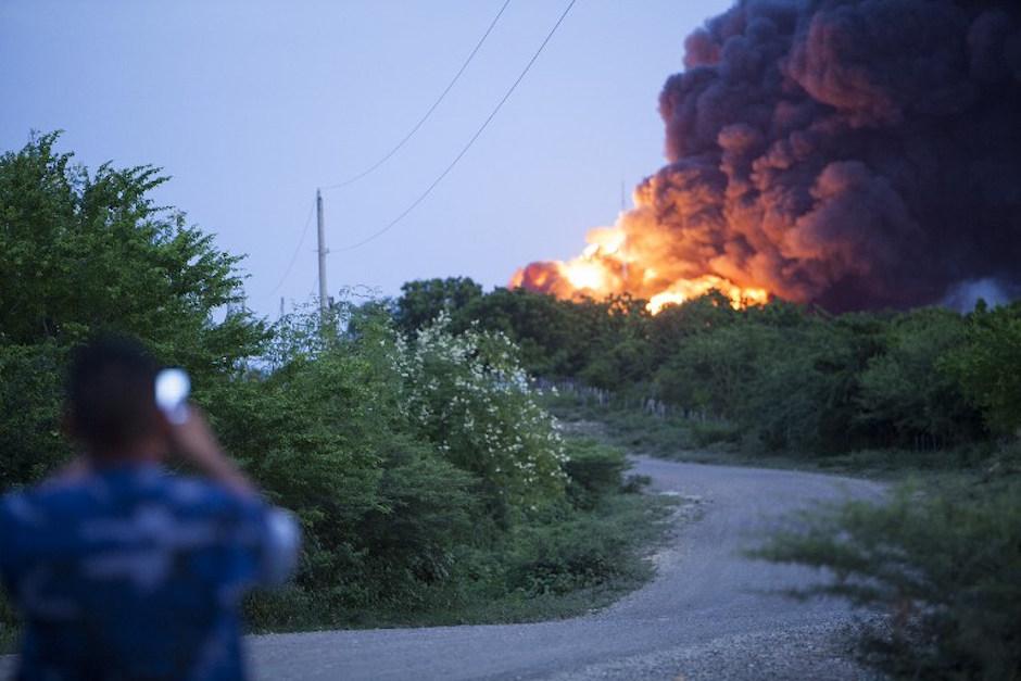 Los pobladores fotograf&iacute;an el desastre. (Foto: AFP)