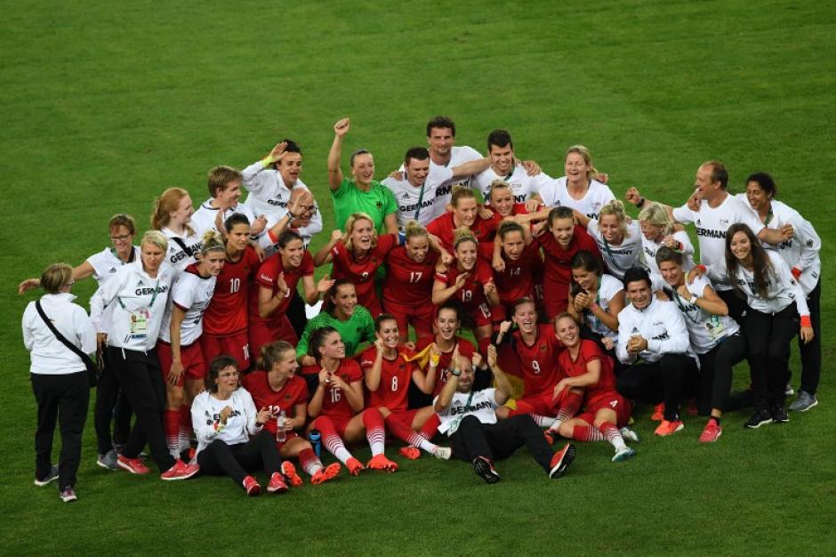 La selecci&oacute;n alemana celebr&oacute; por todo lo alto la obtenci&oacute;n de la medalla de oro en f&uacute;tbol femenino. (Foto: AFP)