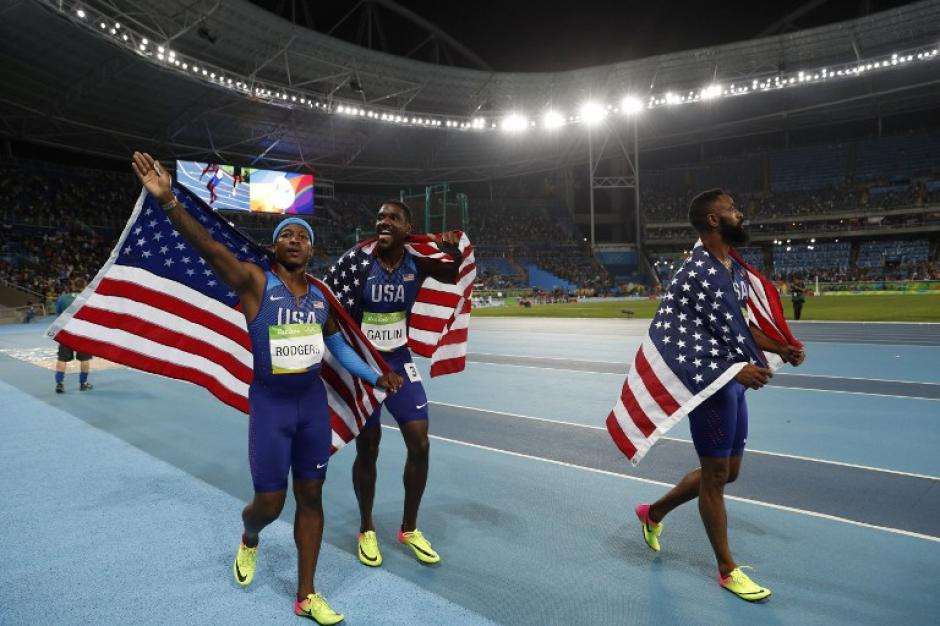 El equipo estadounidense celebraba la obtenci&oacute;n del tercer lugar de la final de relevos 4x100. (Foto: AFP)