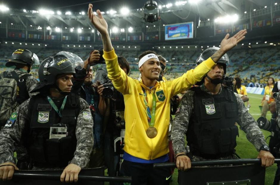 Neymar se pele&oacute; con un aficionado despu&eacute;s de ganar el oro ol&iacute;mpico (Foto: AFP)