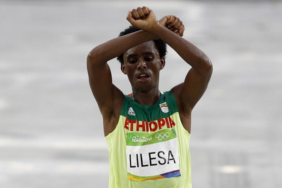 Feyisa Lelisa hizo este gesto al llegar a la meta. (Foto: AFP)