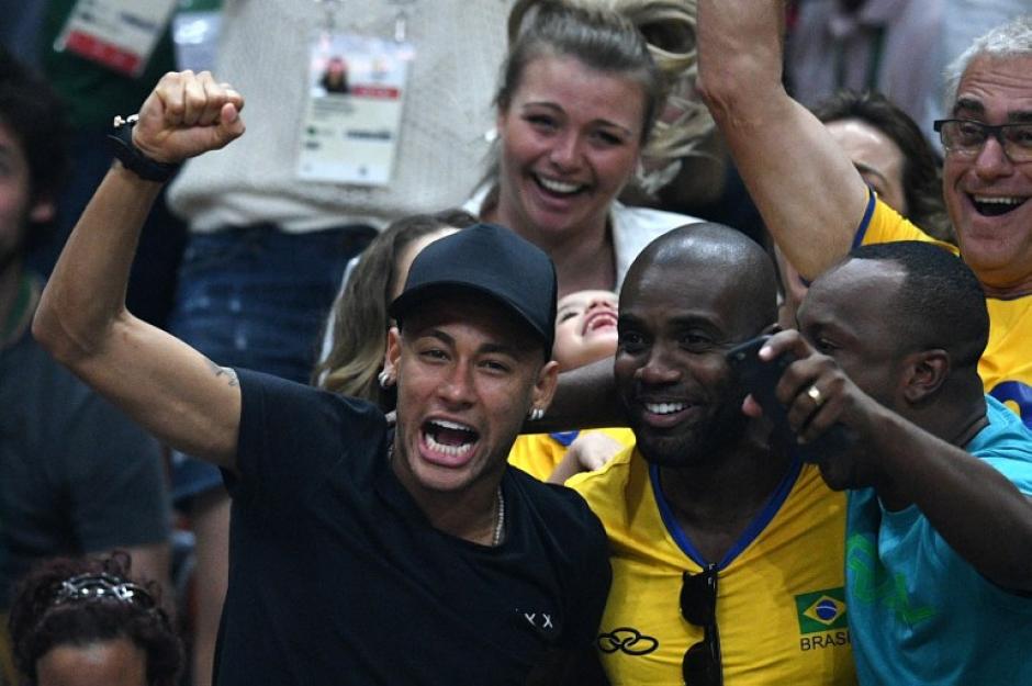 Neymar vibr&oacute; con la final de voleibol masculino. (Foto: AFP)