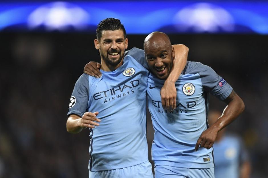 Nolito celebra con Fabian Delph en &uacute;nico gol del partido (Foto: AFP)