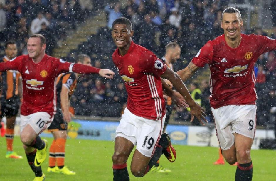 Marcus Rashford celebra su gol, con Rooney e Ibra detr&aacute;s. (Foto: AFP)