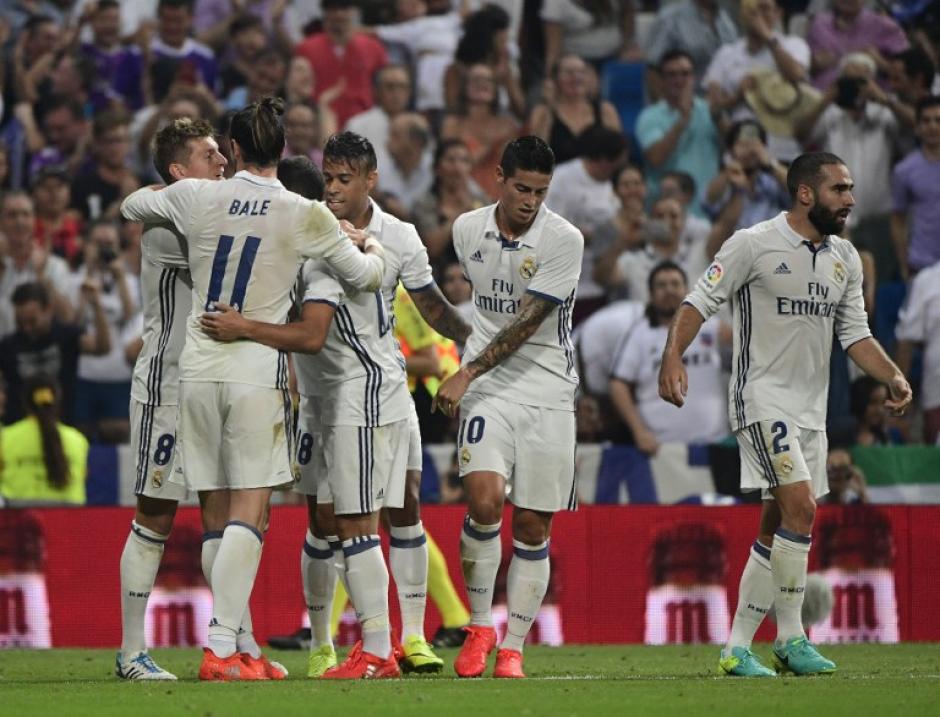 Los merengues celebran el gol de Toni Kroos. (Foto: AFP)