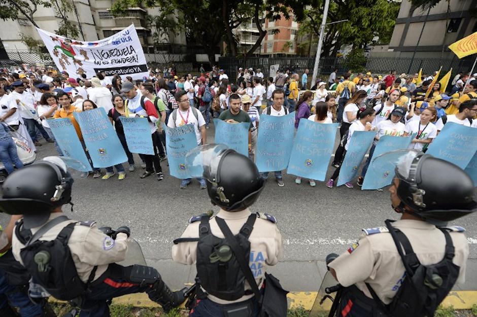 Tensiones en las calles de la capital venezolana ante la presencia de agentes de la polic&iacute;a. (Foto: AFP)