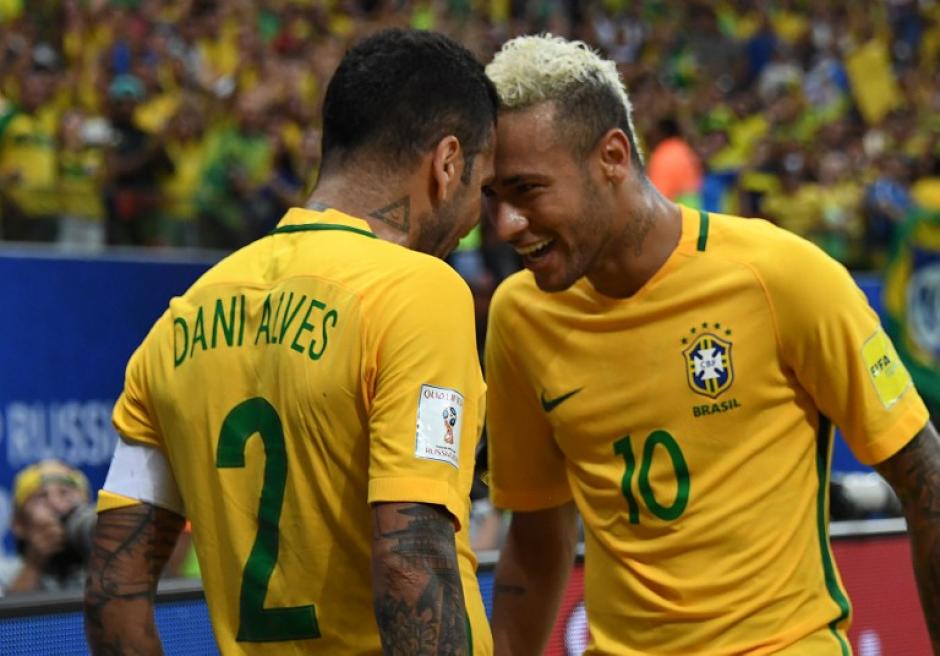 Dani Alves celebra con Neymar, su excompa&ntilde;ero en el Bar&ccedil;a. (Foto: AFP)