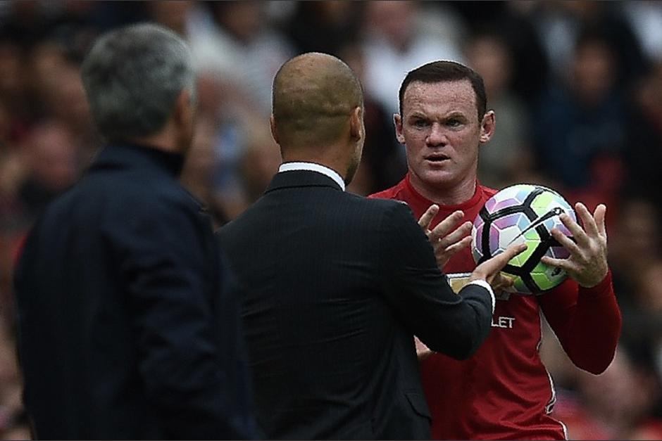 Pep Guardiola le escondi&oacute; la pelota a Wayne Rooney. (Foto: AFP)
