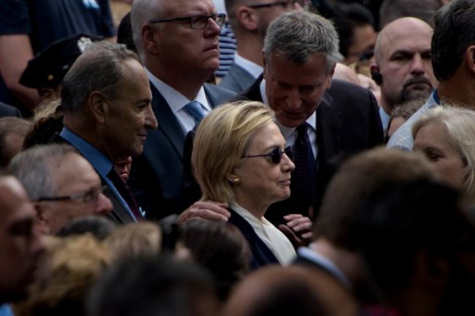 Hillary Clinton abandon&oacute; prematuramente la ceremonia por problemas de salud. (Foto: AFP)