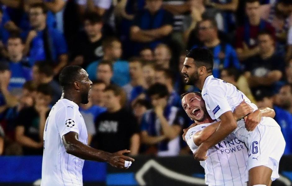 Riyad Mahrez celebra su gol de tiro libre. (Foto: AFP)