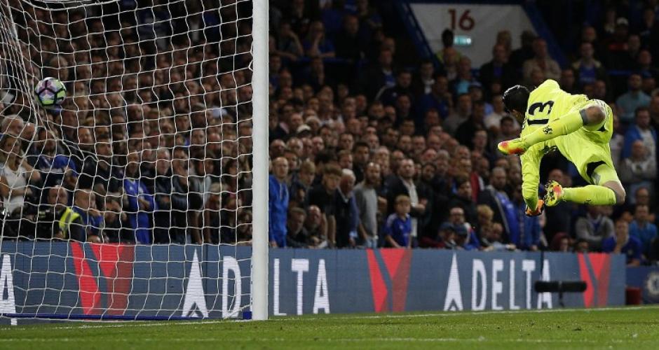 Thibaut Courtois no pudo hacer nada ante el perfecto remate. (Foto: AFP)