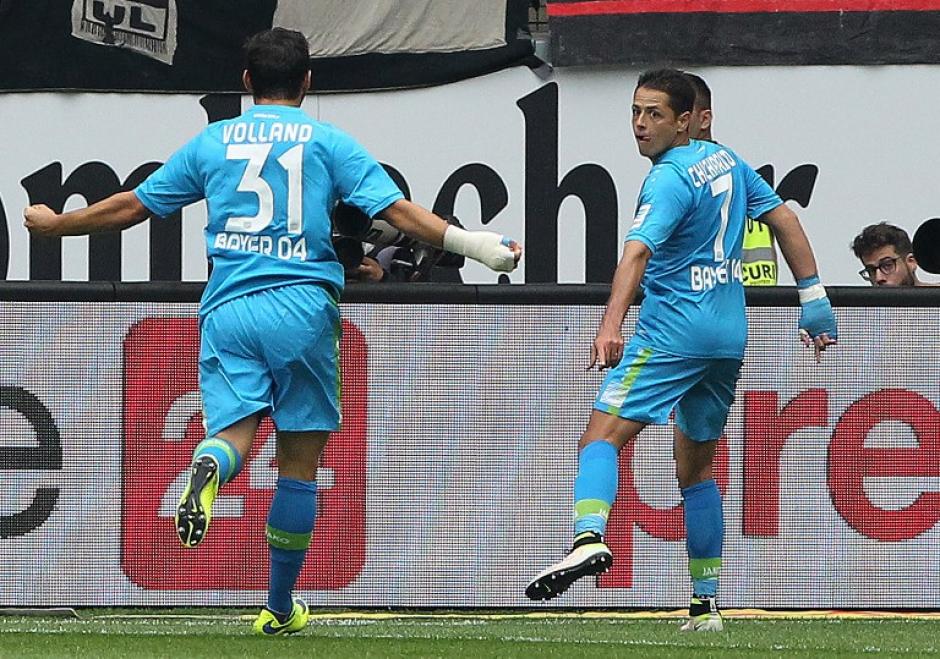 Chicharito celebra su gol con Kevin Volland. (Foto: AFP)