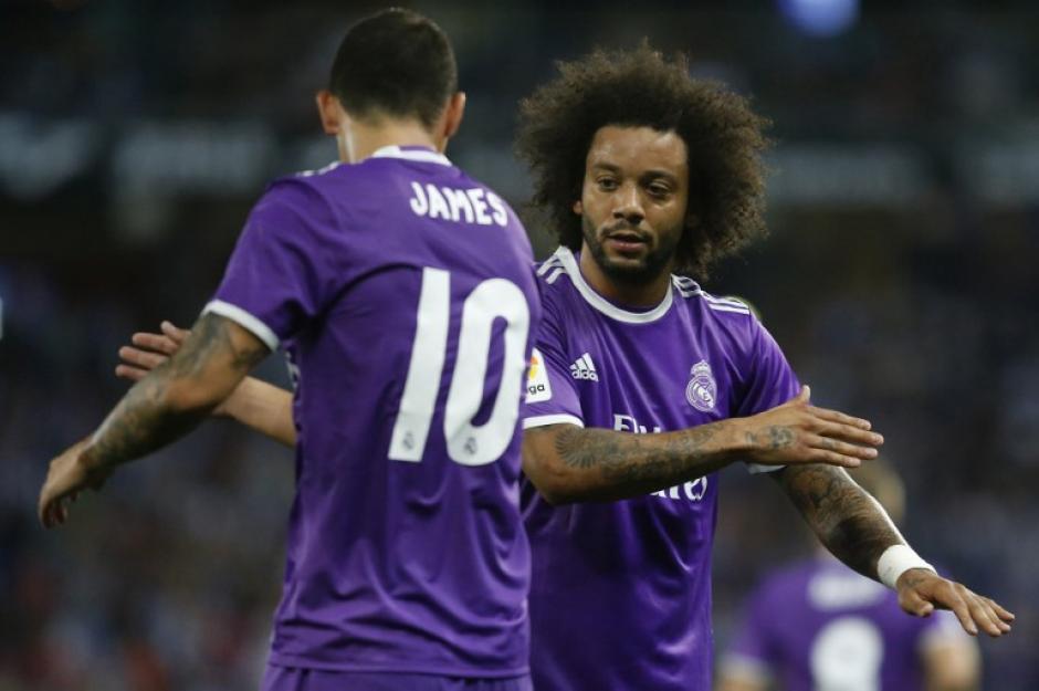 James y Marcelo celebran despu&eacute;s del gol del colombiano. (Foto: AFP)
