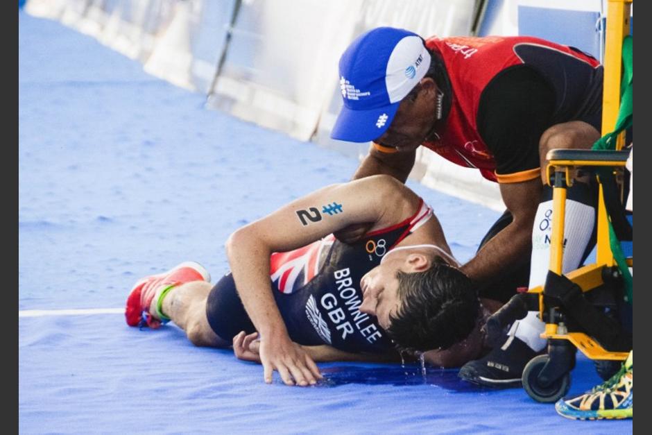 El brit&aacute;nico Jonathan Brownlee protagoniz&oacute; dram&aacute;ticas escenas en el triatl&oacute;n de M&eacute;xico. (Foto: AFP)
