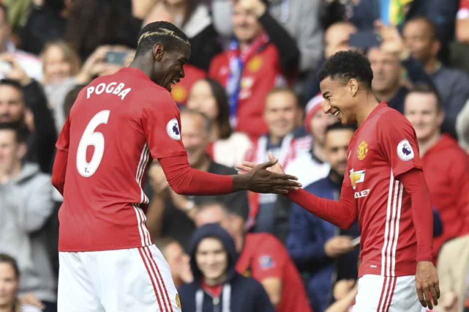 Pogba celebra su gol con Jesse Lingard. (Foto: AFP)