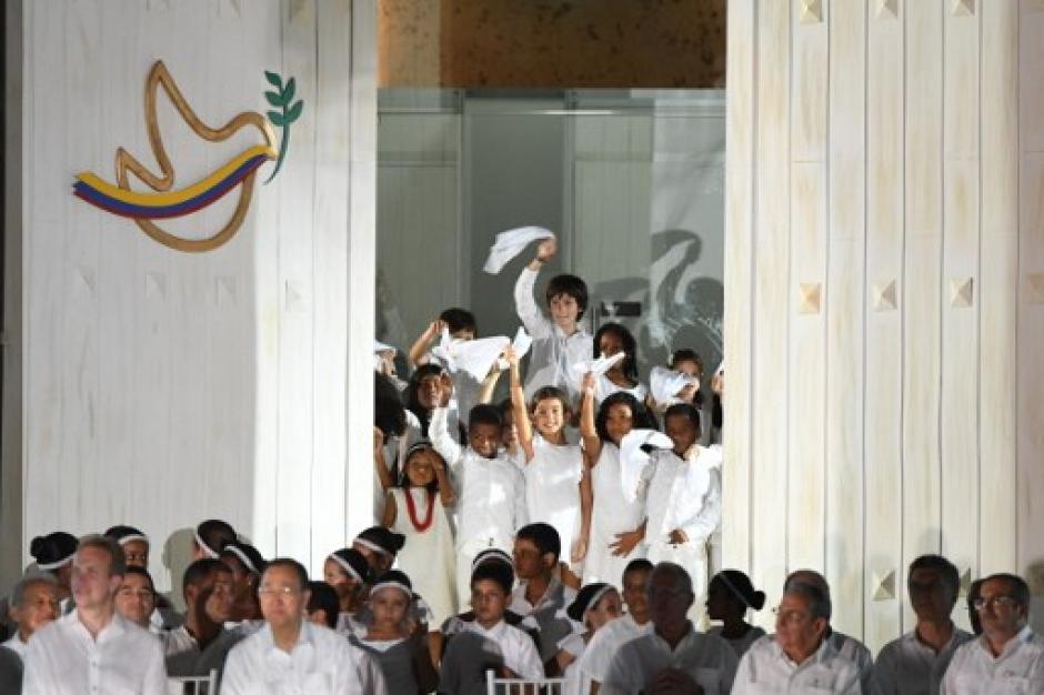 Ni&ntilde;os durante la ceremonia de la firma de la paz. Al contrario de los adultos, el "S&Iacute;" gan&oacute; en el referendo infantil. (Foto: AFP)