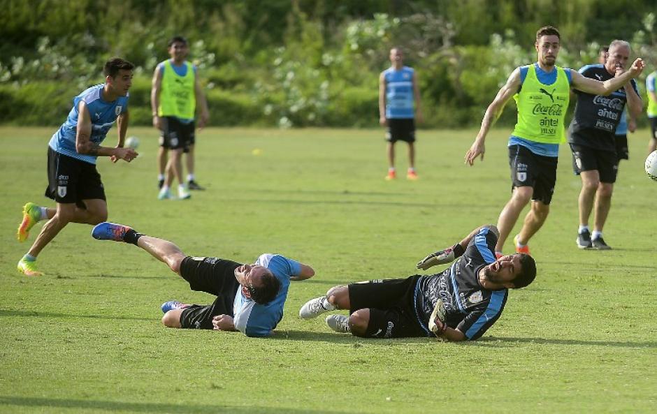 Su&aacute;rez y God&iacute;n, con gestos de dolor despu&eacute;s del choque. (Foto: AFP)