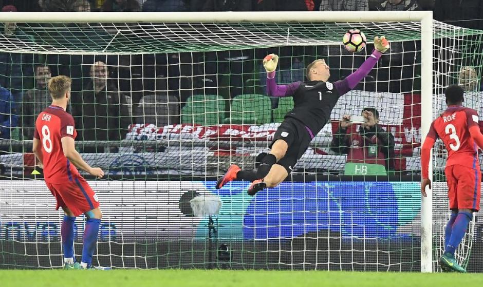 Imagen de la gran atajada de Joe Hart. (Foto: AFP)