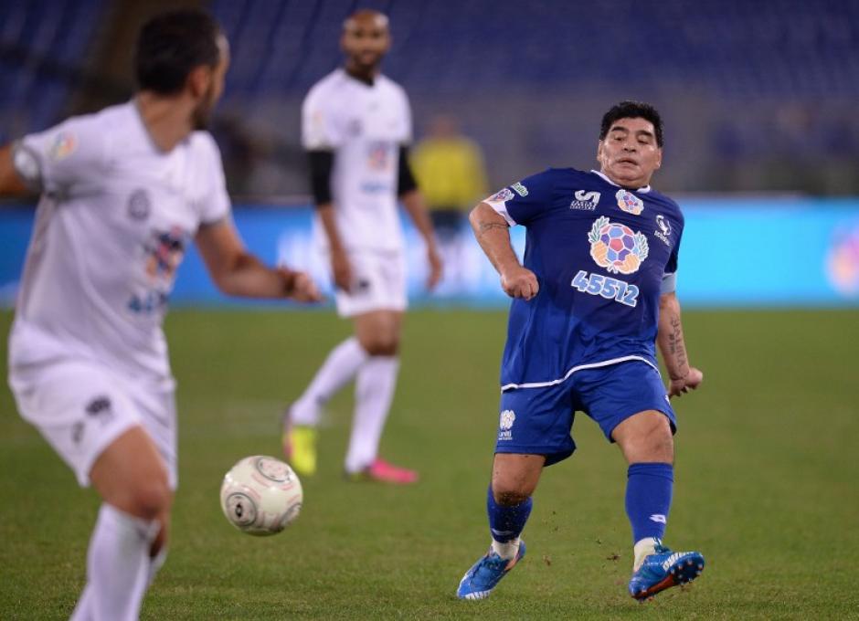 Maradona hizo levantar al p&uacute;blico en varias ocasiones. (Foto: AFP)