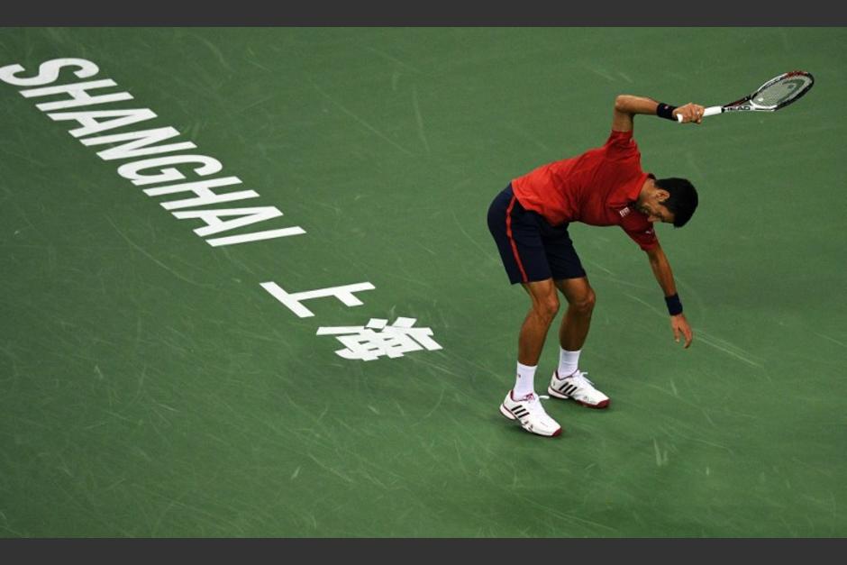 Djokovic tuvo un ataque de furia durante la semifinal del torneo de Shanghai, que perdi&oacute;. (Foto: AFP)