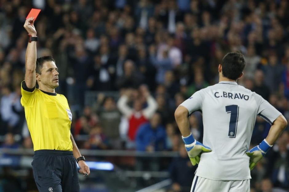Claudio Bravo al momento de recibir la roja. (Foto: AFP)