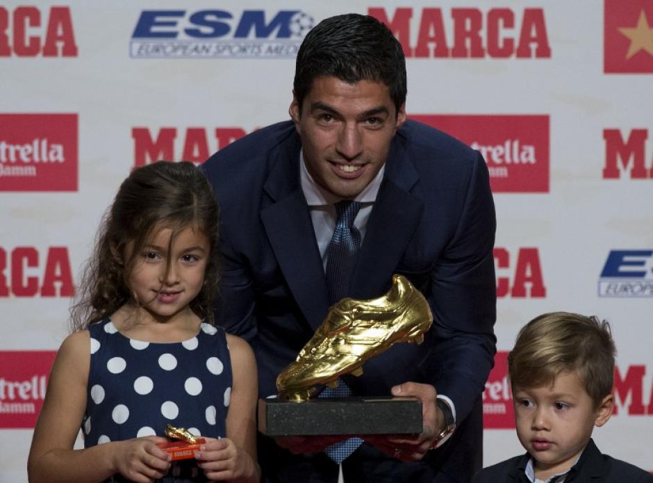 Luis Su&aacute;rez, con Delfina y Benjam&iacute;n. (Foto: AFP)
