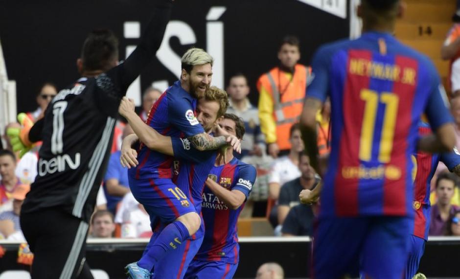 Messi marc&oacute; doblete en el triunfo de Barcelona sobre Valencia. (Foto: AFP)