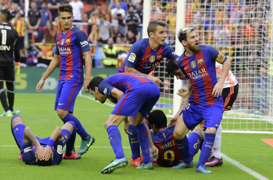 Neymar y Su&aacute;rez en el suelo despu&eacute;s del incidente. (Foto: AFP)
