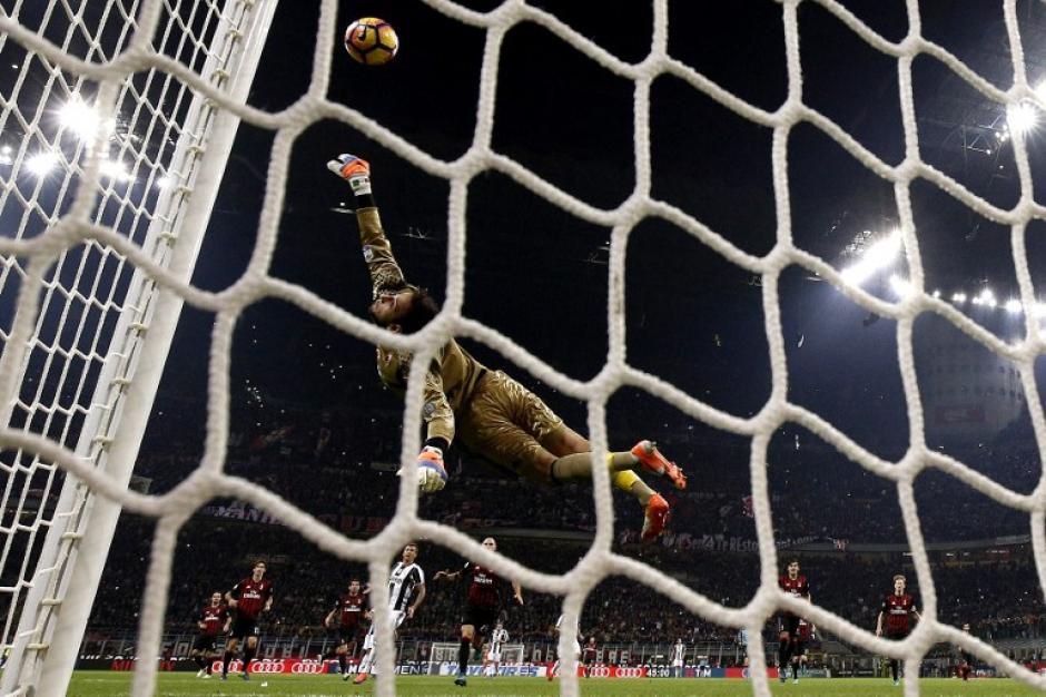El portero de Mil&aacute;n, Donnarumma, fue la gran figura del cl&aacute;sico italiano. (Foto: AFP)