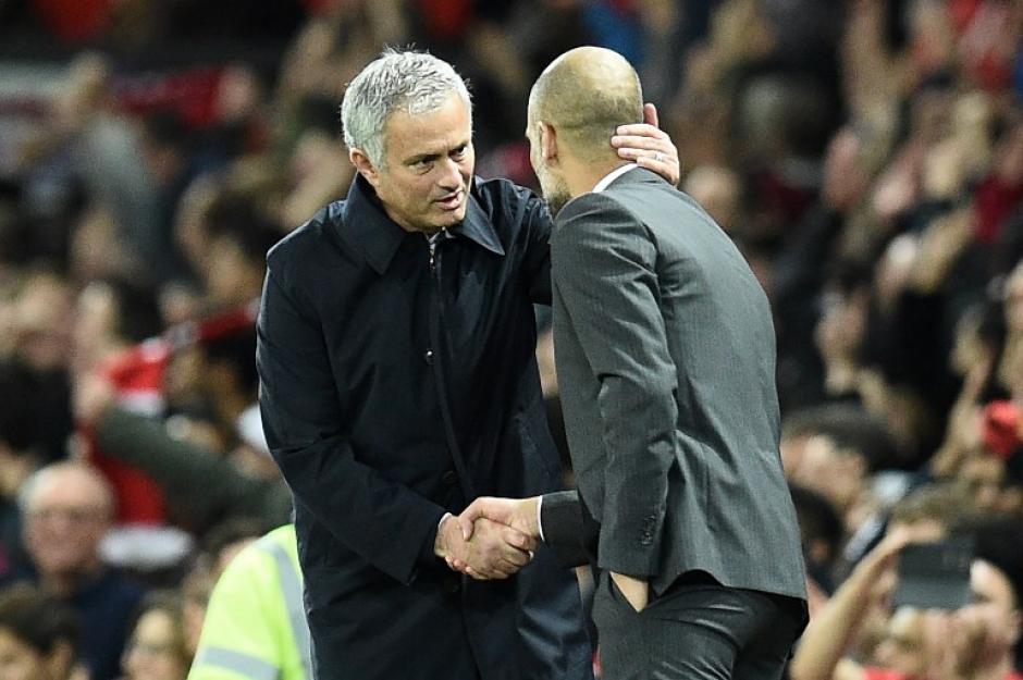 Mourinho y Pep, en otro amistoso saludo entre ellos. (Foto: AFP)