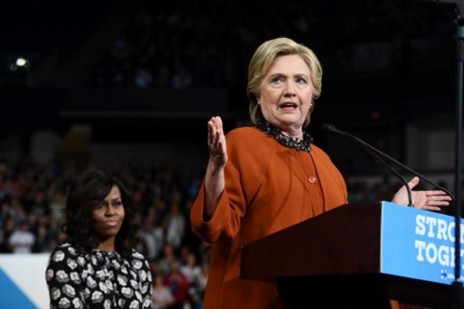 Hillary Clinton cont&oacute; con el acompa&ntilde;amiento de Michelle Obama durante una actividad pol&iacute;tica. (Foto: AFP)