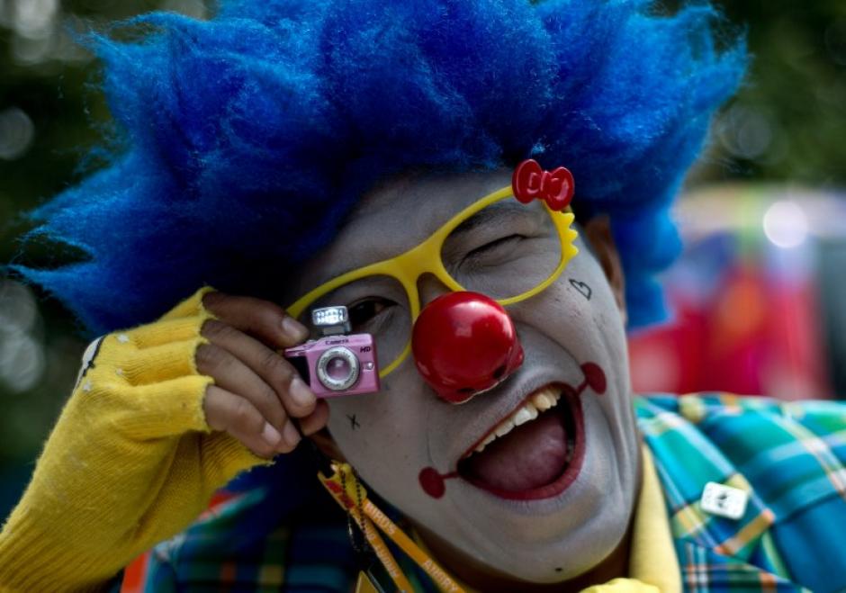 Mr. JAJA toma una foto durante el Festival de Payasos en Malasia. Payasos de toda la regi&oacute;n participan en este evento anual.(Foto: Manan Vatsyayana/AFP)