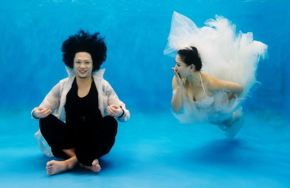 Qin Riyang y Leng Yuting, ambos de 26 a&ntilde;os, posando bajo el agua por sus fotos de la boda en un estudio fotogr&aacute;fico en Shangh&aacute;i. (Foto: AFP/JOHANNES EISELE)