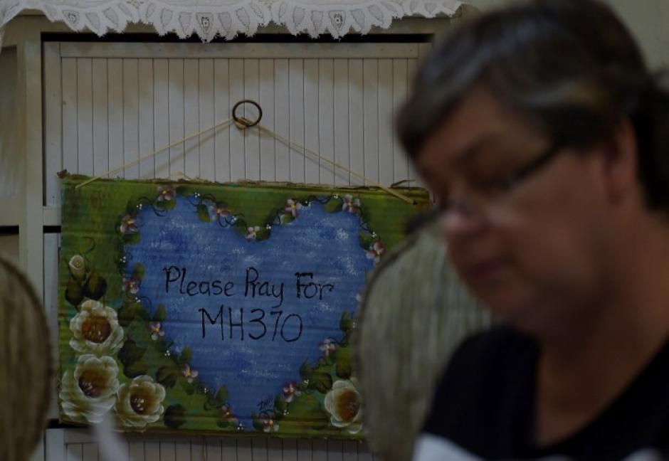 Una familia de una de las v&iacute;ctimas del Malaysia Airlines ofrece oraciones a seis meses de desaparecido el vuelo MH370. (Foto: AFP)&nbsp;