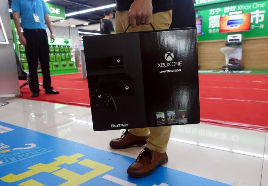 Los clientes esperan para adquirir una Xbox One en China. (Foto: AFP / Johannes Eisele)