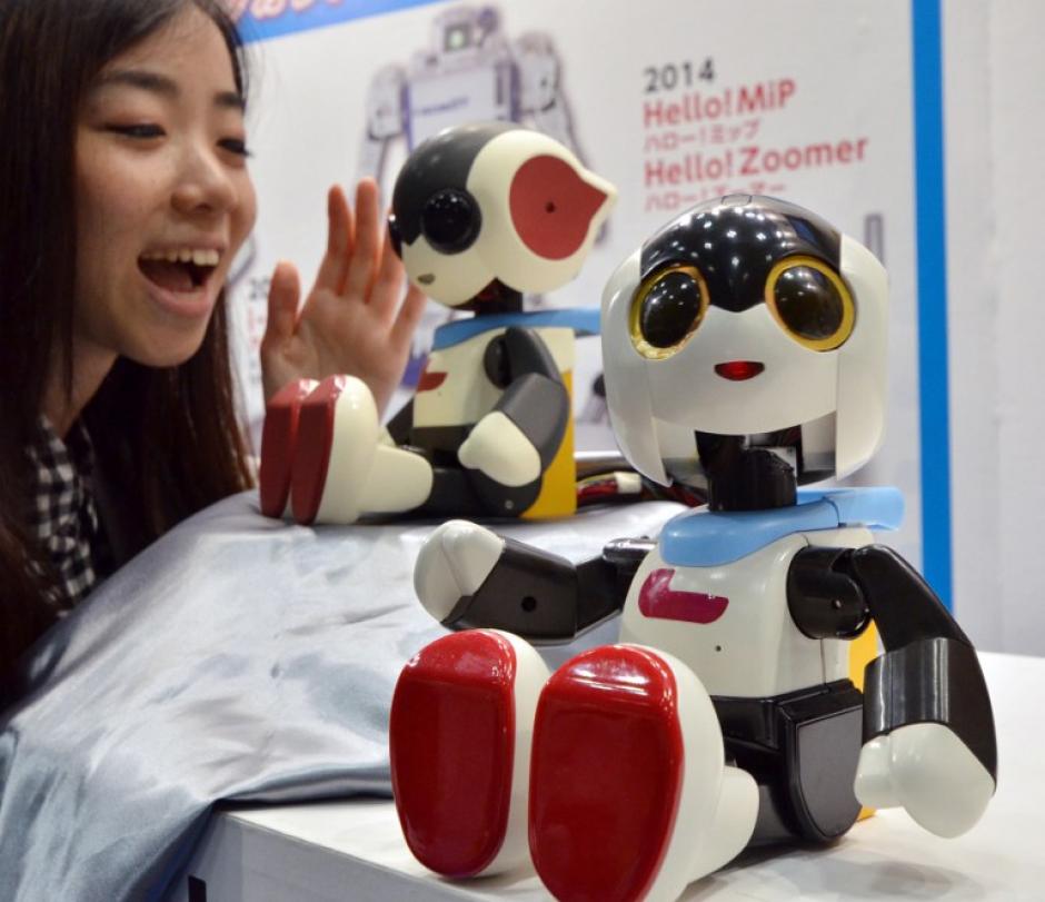 Fabricantes de los juguetes Tomy en Jap&oacute;n gozan de conversaciones con los peque&ntilde;os robots humanoides, en la foto el "Robi jr." que puede decir unas mil frases y hace gestos. (Foto: AFP/Yoshikazu TSUNO)