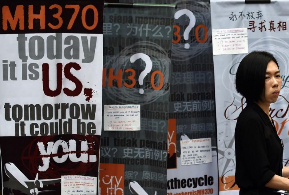 Los mensajes que piden explicaciones sobre lo ocurrido con el avi&oacute;n que desapareci&oacute; el a&ntilde;o pasado son claros en Malasia. (Foto: AFP)