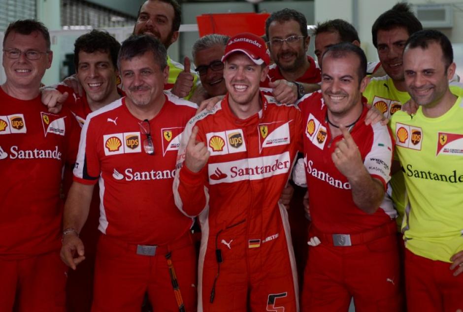 Vettel y el equipo de trabajo de Ferrari tras el triunfo en el GP de Malasia. (Foto: AFP)