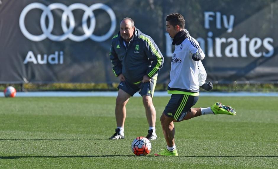Cristiano Ronaldo patea el balón durante el entrenamiento del Real Madrid, ante la mirada de Rafa Benítez. (Foto: EFE)